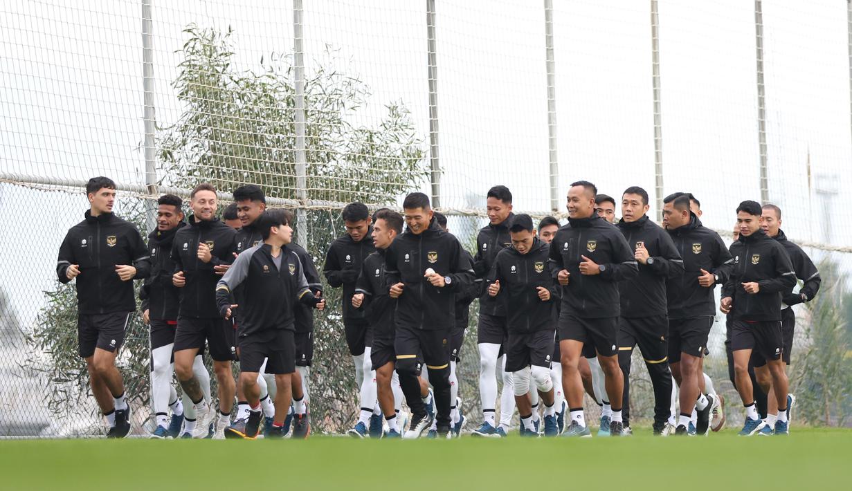 <p>Sejumlah pemain Timnas Indonesia melakukan pemanasan dengan berlari mengitari lapangan saat mengikuti pemusatan latihan di Turki, Kamis (21/12/2023). (Dok. PSSI)</p>