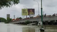 Jalur lalu lintas penghubung antara Kudus dengan Demak Jawa Tengah tergenag banjir. (Liputan6.com/ Arief Purnomo)