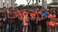 Keluarga Haringga Sirla di Stadion I Wayan Dipta, Gianyar, Minggu (2/12/2018). (Bola.com/Benediktus Gerendo Pradigdo)