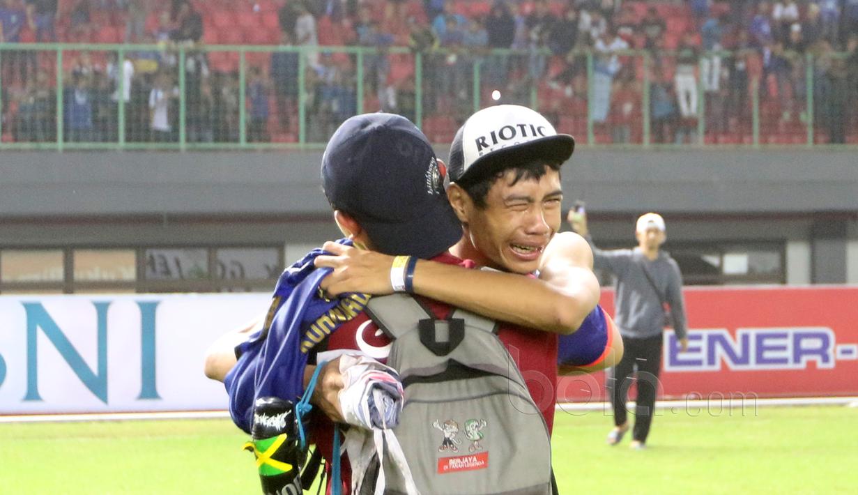 Tangisan seorang Bobotoh setelah mendapat jersey Kim Kurniawan pada laga Liga 1 2017 antara Bhayangkara FC melawan Persib Bandung di Stadion Patriot, Bekasi, Minggu (4/6/2017). (Bola.com/Nicklas Hanoatubun)