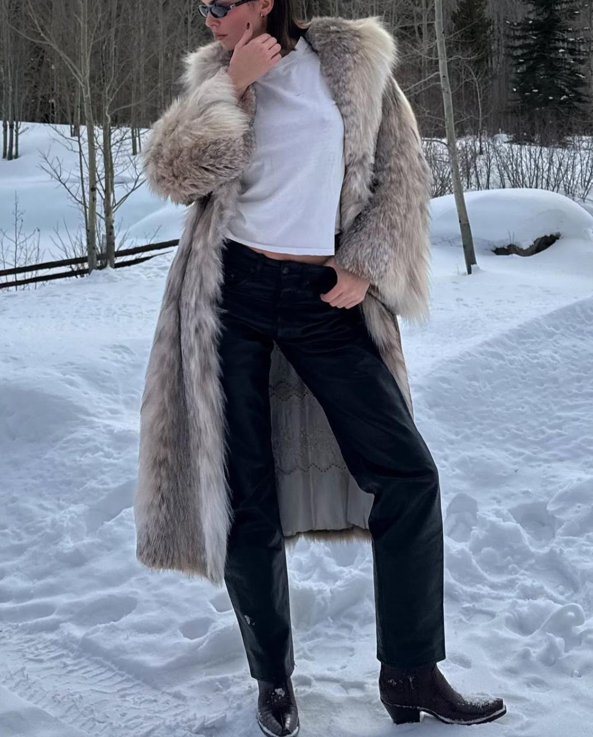 Kendall Jenner Tampil Modis di Tengah Salju, Ini Gaya Winter Look-nya