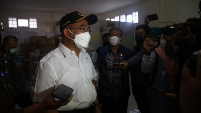 Menko PMK Muhadjir Effendy meninjau ketersediaan vaksin COVID-19 di Gudang Farmasi Dinas Kesehatan Provinsi Sulawesi Tenggara (Sultra), Kota Kendari, Kamis (21/10/2021). (Dok Kemenko PMK)