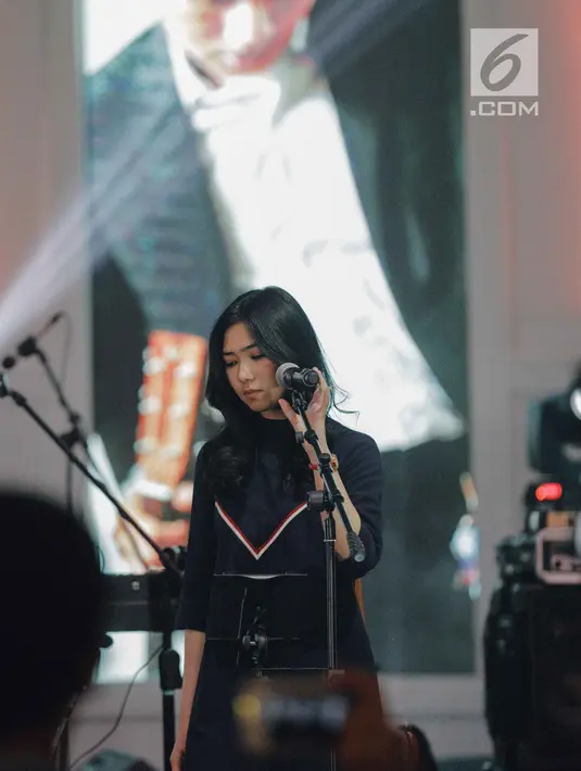 Penyanyi Isyana Sarasvati saat rilis single 'Heaven' di Jakarta, Rabu (21/2). Lagu 'Heaven' merupakan kolaborasi dirinya dengan Afgan Syahreza dan Rendy Pandugo. (Liputan6.com/Faizal Fanani)