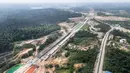 Jembatan sepanjang 512 meter yang mulai dibangun pada Januari 2024 lalu, posisinya berdampingan dengan jembatan lama dengan progres mencapai 83,4%. (Foto: AFP)