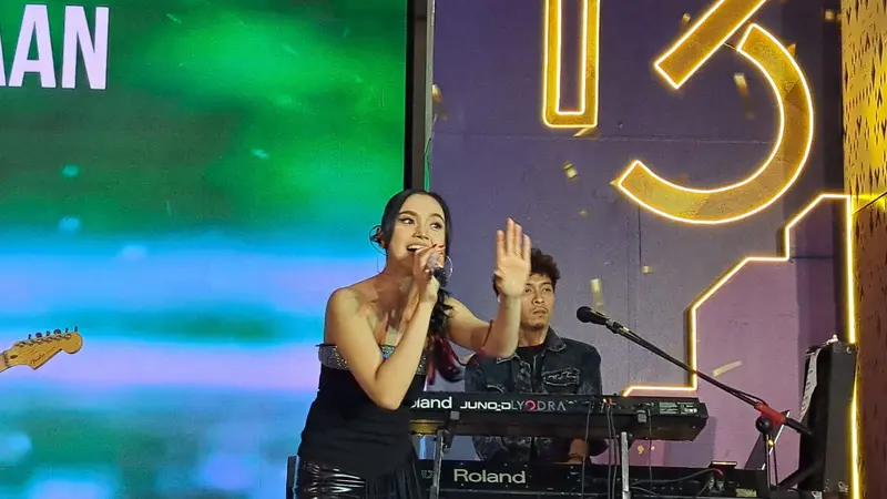 Lyodra Ginting membawakan lagu Terlalu Cinta pertama kali secara langsung di Atrium Tangcity Mall, Kota Tangerang, Minggu (29/7/2024). (Liputan6.com/Pramita Tristiawati)