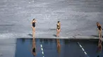 Para perenang bersiap bertanding dalam kompetisi renang musim dingin di lubang es sepanjang 25 meter di danau dekat Vilnius, Lithuania, Sabtu (6/3/2021).  Suhu air saat itu 3 derajat Celcius, sedangkan udaranya -3 derajat Celsius. (AP Photo/Mindaugas Kulbis)