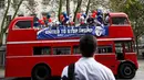Seorang pria melihat mobil kampanye menolak Trump di London, Inggris, Rabu (21/9). Mereka mengajak warga AS yang berada di luar negeri untuk tidak memilih Trump sebagai Presiden AS. (REUTERS / Stefan Wermuth)