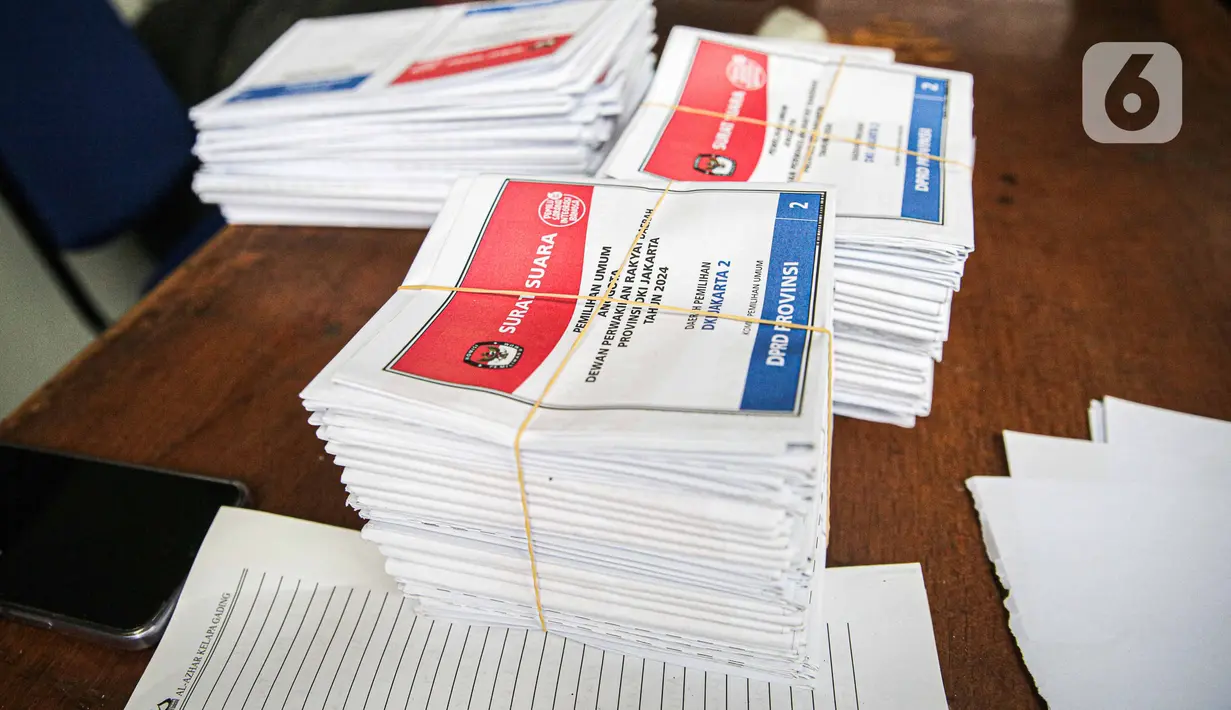 Surat suara DPRD Provinsi DKI Jakarta untuk Pemiilu 2024 yang telah dilipat di Kantor Komisi Pemilihan Umum (KPU) Jakarta Utara, Selasa (2/1/2024). (Liputan6.com/Faizal Fanani)