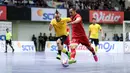 Pemain Red Rocket, Atep (kanan) berusaha melewati penjagaan pemain Golden Arrow, Ikmal Tobing pada laga futsal Turnamen Olahraga Indonesia (TOSI) Season 3 yang berlangsung di Indomilk Arena, Tangerang, Sabtu (12/10/2024). (Bola.com/Bagaskara Lazuardi)