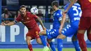 Gelandang AS Roma Lorenzo Pellegrini (kiri) berebut bola dengan gelandang Empoli Filippo Bandinelli dalam partai Serie A 2022/2023 giornata 6 di Stadio Carlo Castellani, Selasa (13/9/2022) dini hari WIB. Duel Empoli vs Roma berakhir dengan skor 2-1 untuk kemenangan Serigala Ibu Kota --julukan AS Roma. (Photo by Alberto PIZZOLI / AFP)