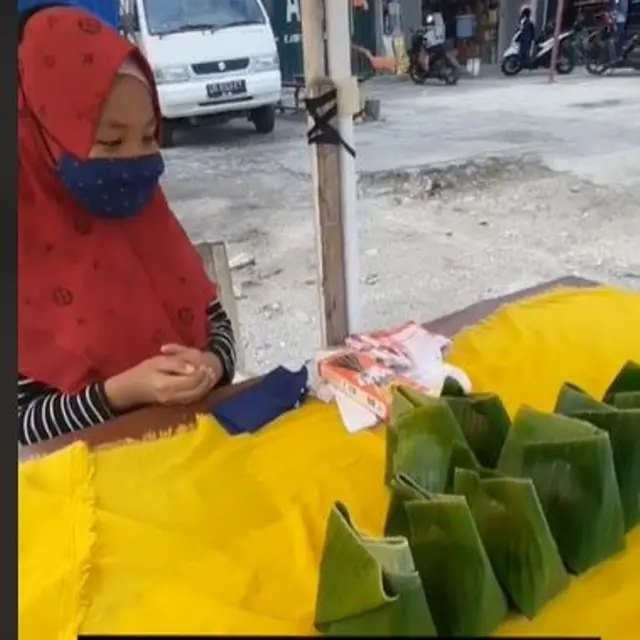 Viral Pria Borong Dagangan Bocah yang Jualan Nasi Bungkus sambil Belajar