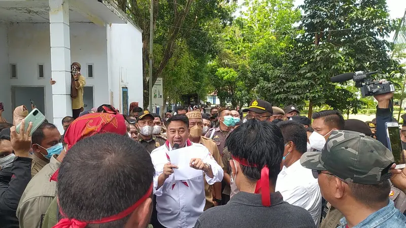 Bupati Bone Bolango, Hamim Pou saat menerima pengunjuk rasa di depan kantor Bupati (Arfandi Ibrahim/Liputan6.com)