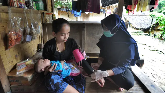 Perjuangan Bidan saat Posyandu Keliling di Baduy Luar