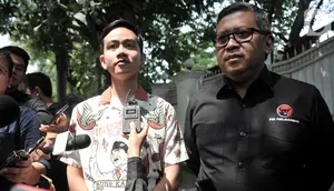 Putra Presiden Joko Widodo, Gibran Rakabuming Raka didampingi Sekjen PDI Perjuangan Hasto Kristiyanto memberikan keterangan kepadaa awak media usai melakukan pertemuan dengan Ketum PDIP Megawati Soekarnoputri di Jalan Teuku Umar, Jakarta, Kamis (24/10/2019). (merdeka.com/Iqbal Nugroho)
