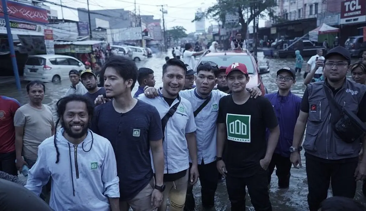 Artis-artis Bantu Korban Banjir (Instagram/ariekuntung)
