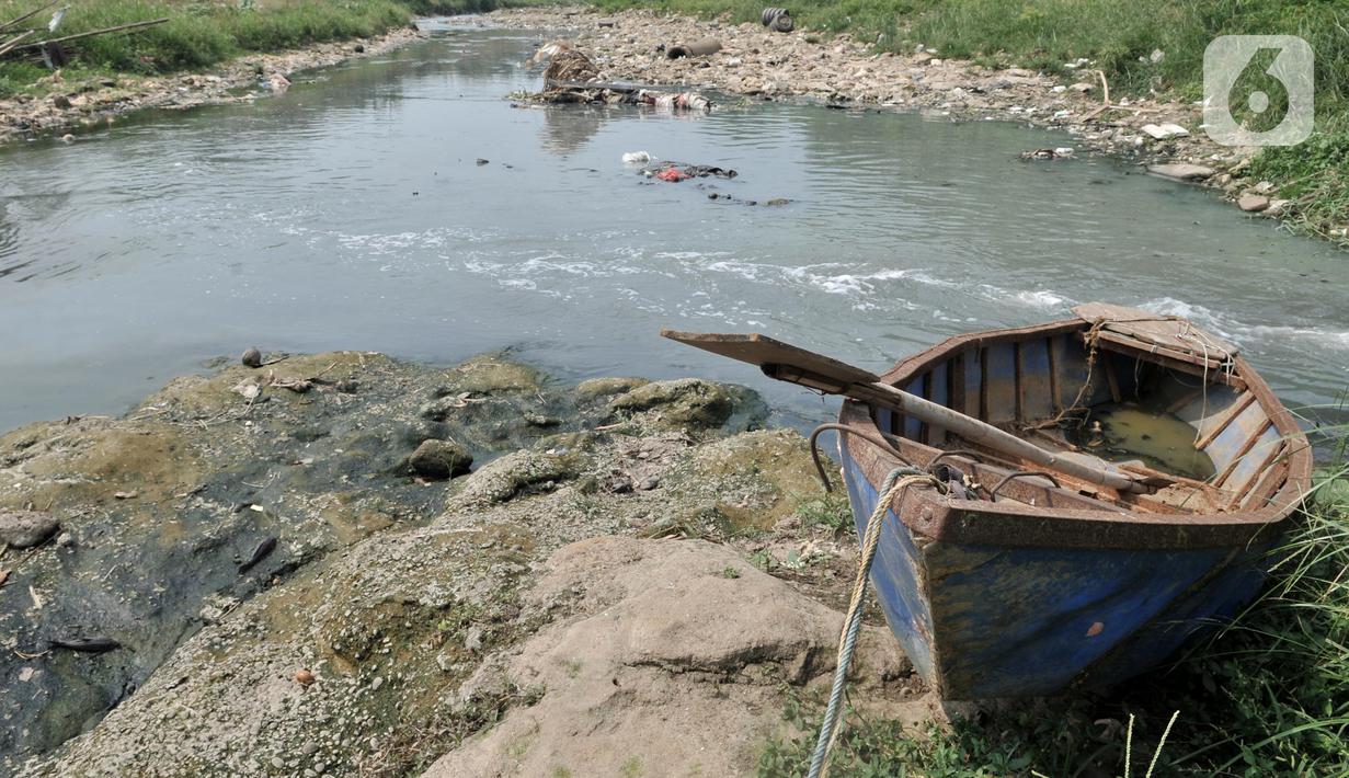 Perahu warga terdampar di aliran Kali Bekasi yang menyurut di kawasan Margahayu, Bekasi, Jawa Barat, Selasa (8/10/2019). Menurunnya debit air mengakibatkan banyak ikan mati dan rawan tercemar limbah karena Kali Bekasi menjadi sumber air baku utama bagi PDAM Tirta Patriot. (merdeka.com/Iqbal Nugroho)