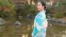 Pesona menawan Happy Salma tak luntur saat kenakan kimono di Jepang. [@happysalma]