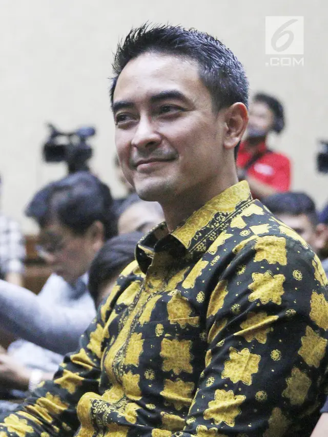 Lempar Senyum, Zomi Zola Jalani Sidang Perdana di Tikor