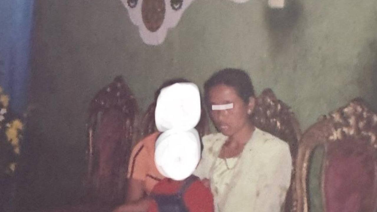 "Ibu bilang uang kita masih cukup untuk beli baju lebaran. Ternyata Ibu jual cincin pemberian ayah," ujarnya meneruskan. <br>