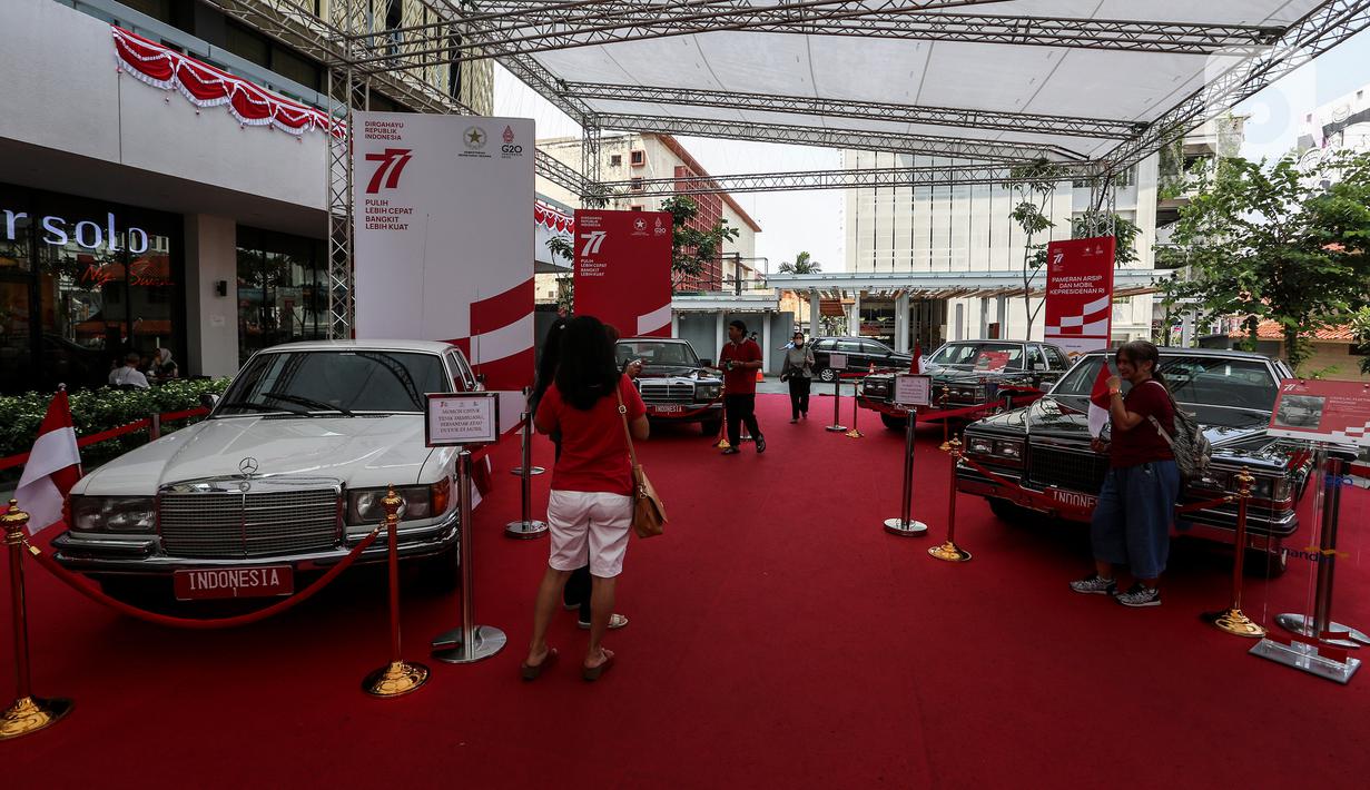 Suasana Pameran Mobil Kepresidenan yang digelar oleh Kementerian Sekretariat Negara (Kemensetneg) di Gedung Sarinah, Jakarta Pusat, Kamis (18/8/2022). Pameran dalam rangka Hari Ulang Tahun ke-77 Kemerdekaan Republik Indonesia ini digelar hingga 22 Agustus mendatang dan memamerkan mobil kepresidenan dari Era Presiden Soekarno hingga Presiden Joko Widodo. (Liputan6.com/Johan Tallo)