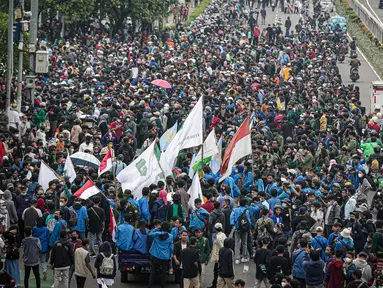 Massa mahasiswa sejumlah aliansi mulai mendatangi kawasan sekitar Gedung DPR untuk berunjuk rasa di Jakarta, Senin (11/4/2022). Diketahui, ada empat tuntutan yang disuarakan dalam aksi mahasiswa, salah satunya menolak penundaan pemilu 2024 atau masa jabatan 3 periode. (Liputan6.com/Faizal Fanani)