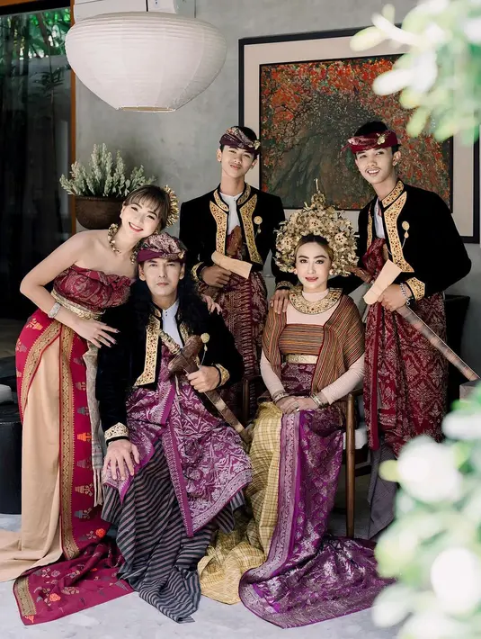 Bersama kedua orangtua dan adik laki-lakinya, Glenca Chysara punya pesona menawan yang mencolok [@glencachysaraofficial]