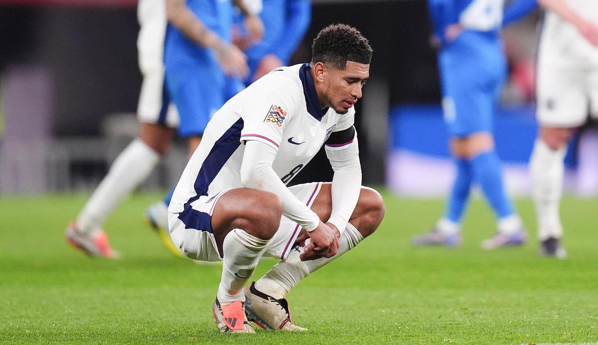 Pemain Timnas Inggris, Jude Bellingham, tampak kecewa dengan kekalahan dari Yunani dalam duel lanjutan Grup F UEFA Nations League B 2024/2025. (John Walton/PA via AP)