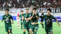 Pemain Persebaya Surabaya, Bruno Moreira, melakukan selebrasi setelah mencetak gol ke gawang Persis Solo dalam lanjutan BRI Liga 1 2023/2023 di Stadion Manahan, Sabtu (1/7/2023) malam WIB. (Bola.com/Aditya Wany)