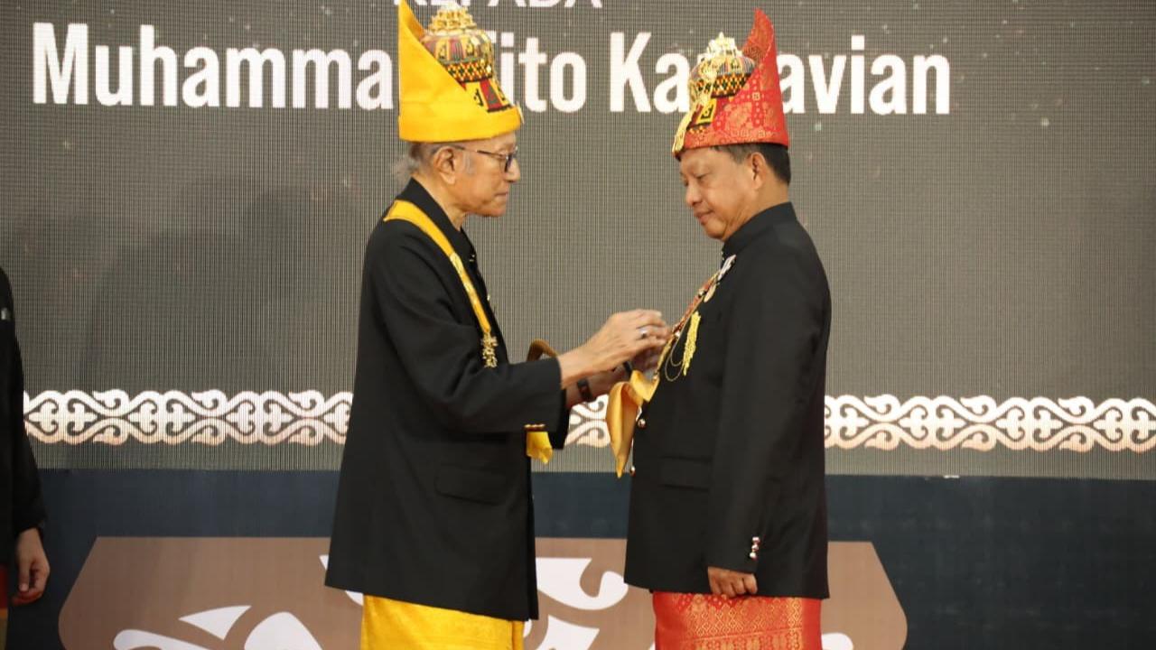 Mendagri Tito Karnavian saat prosesi penganugerahan gelar Petua Panglima Hukom dari Lembaga Wali Nanggroe Aceh