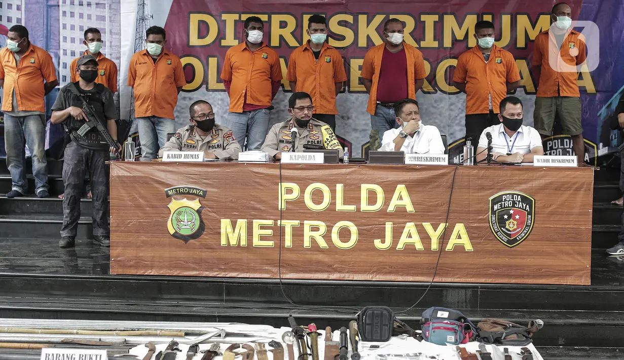 Kapolda Metro Jaya Irjen Nana Sudjana (kedua kiri) menyampaikan keterangan saat rilis kasus premanisme kelompok John Kei di Polda Metro Jaya, Jakarta, Senin (22/6/2020). John Kei memerintahkan anak buahnya membunuh Nus Kei dan anggotanya berinisial ER. (Liputan6.com/Johan Tallo)