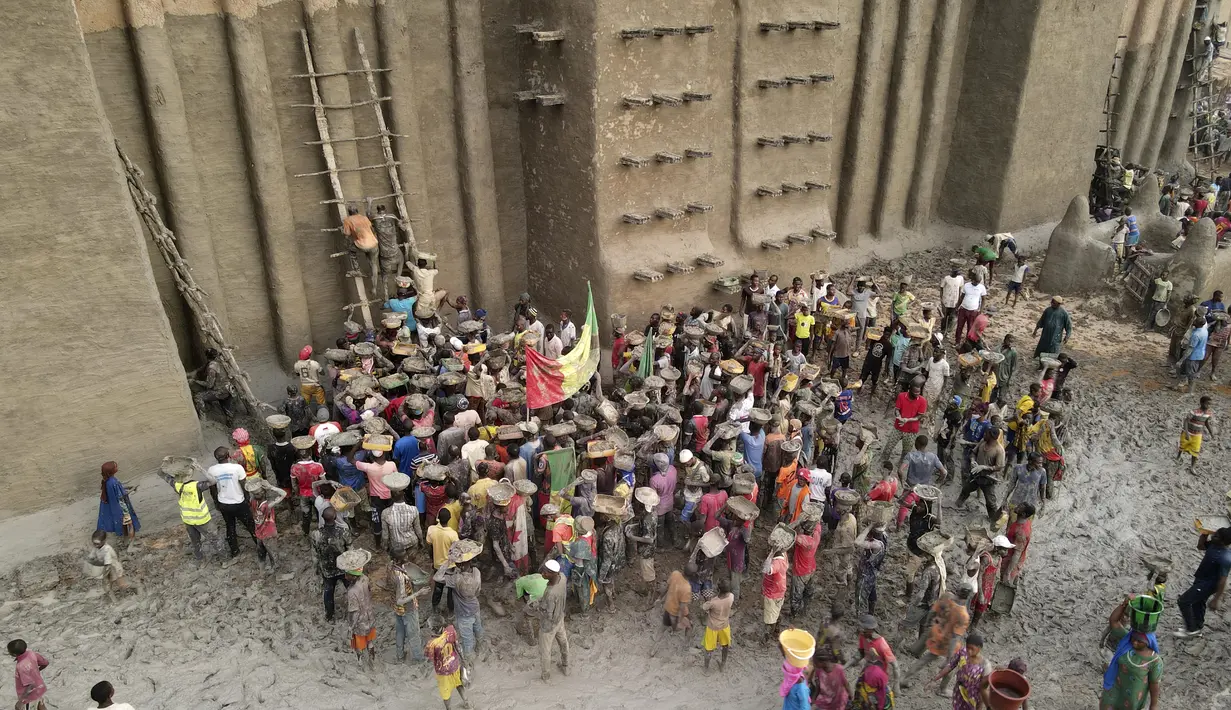 Masjid Djenne memerlukan lapisan lumpur baru setiap tahun sebelum dimulainya musim hujan di bulan Juni, atau bangunan tersebut akan rusak. (AP Photo/Moustapha Diallo)