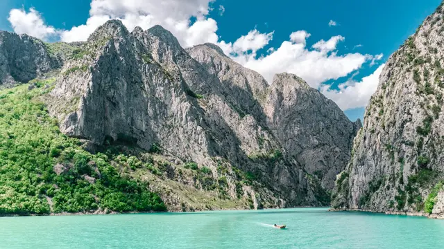 AlbaKomani Lake, Albaniania