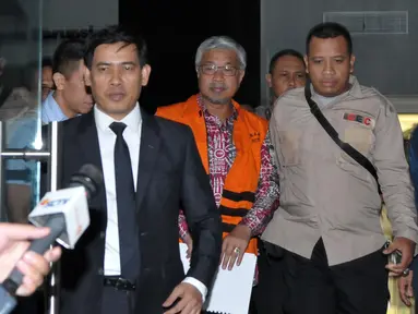 Gubernur Sulawesi Tenggara Nur Alam usai menjalani pemeriksaan di gedung KPK, Jakarta, Rabu (5/7). (Liputan6.com/Helmi Afandi)