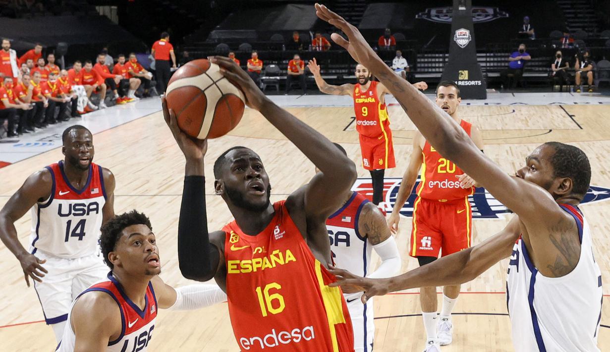 Pebasket Spanyol, Usman Garuba berusaha mencetak poin ke arah timnas basket Amerika Serikat pada laga eksibisi menjelang Olimpiade Tokyo 2020 di Michelob ULTRA Arena, Las Vegas, Nevada, 18 Juli 2021. Sama seperti Santi Aldama, Garuba merupakan center forward muda penuh talenta. Meski musim lalu tak menunjukkan performa terbaiknya bersama Houston Rockets, ia selalu mampu diandalkan di Timnas Spanyol. (AFP/Getty Images/Ethan Miller)