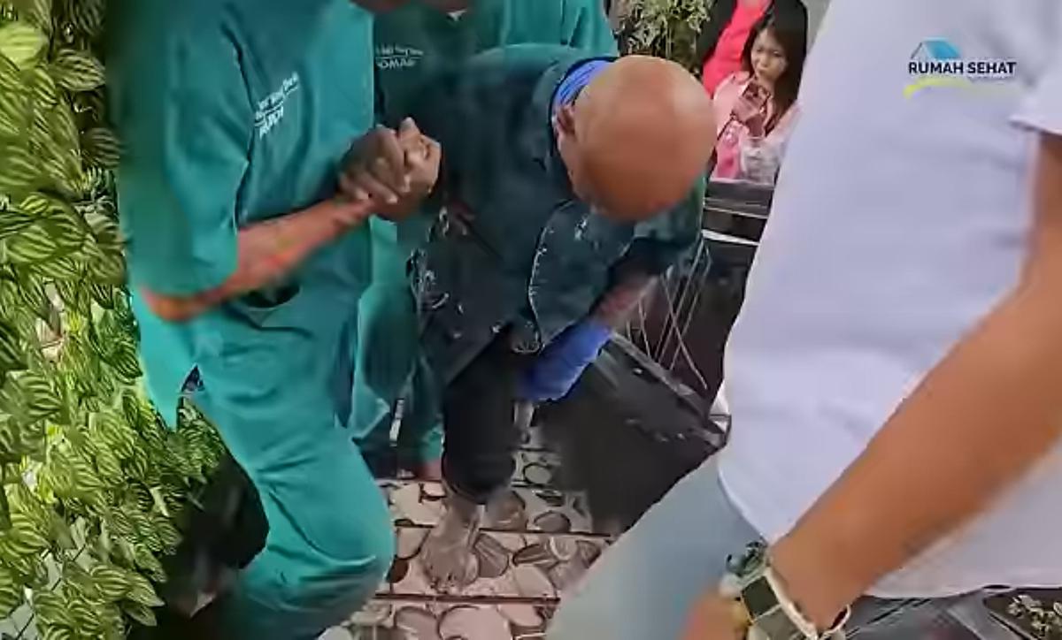 Alhamdulillah, Kondisi Pak Tarno Sudah Bisa Tersenyum dan Berjalan Naik Tangga