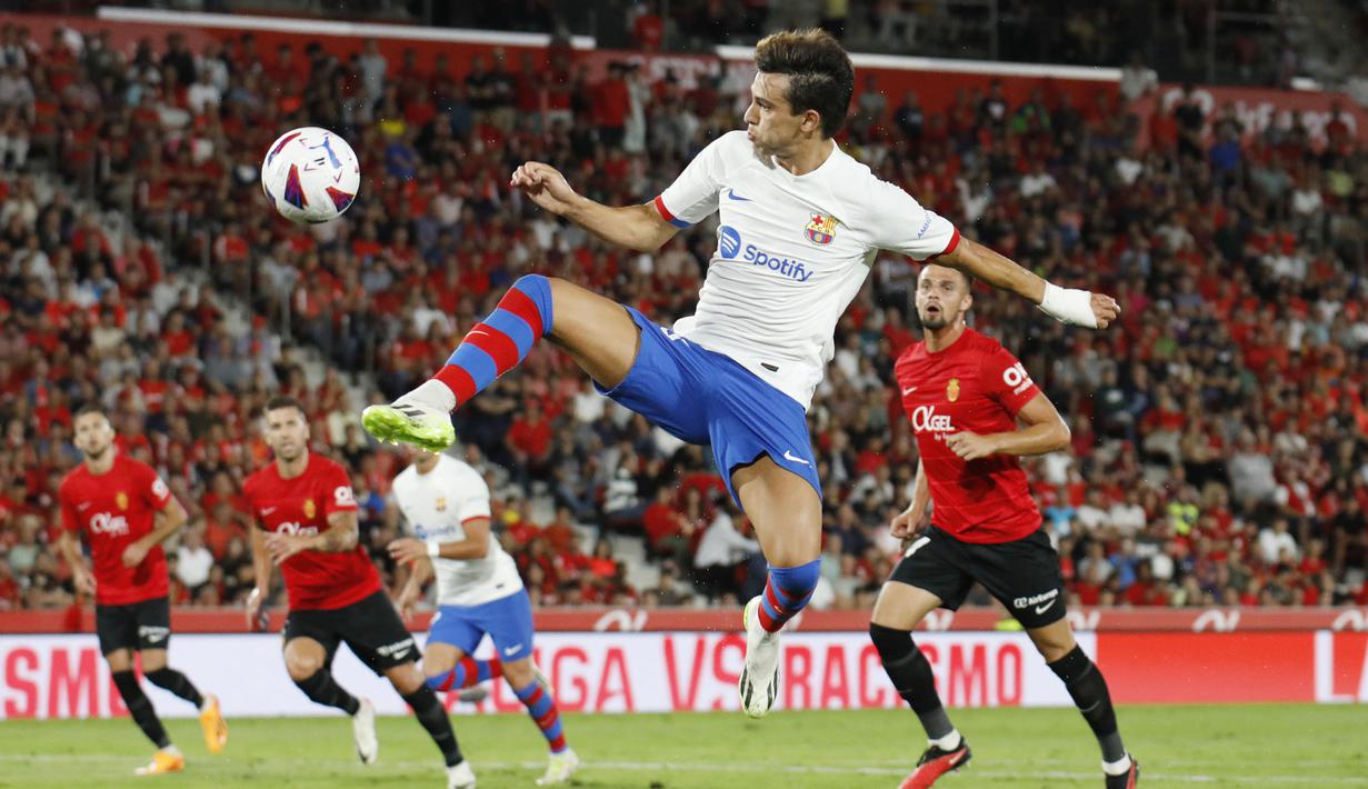 Pemain Barcelona, Joao Felix, mengontrol bola saat melawan Real Mallorca pada laga pekan ke-7 La Liga 2023/2024, di Stadion Mallorca Son Moix Rabu (27/9/2023). Kedua tim bermain sama kuat 2-2. (AP Photo/Francisco Ubilla)