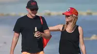Heidi Klum tampil tanpa bra saat berenang bersama kekasih berondongnya, Vito Schnabel di sebuah pantai di Meksiko.
