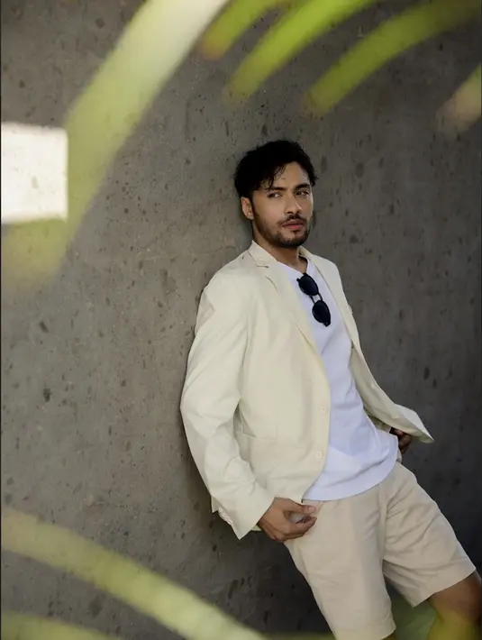 Refal Hadi tampak mengenakan casual blazer dengan nuansa warna cerah yang tampak menyegarkan.  [Foto: Boss House.dok]