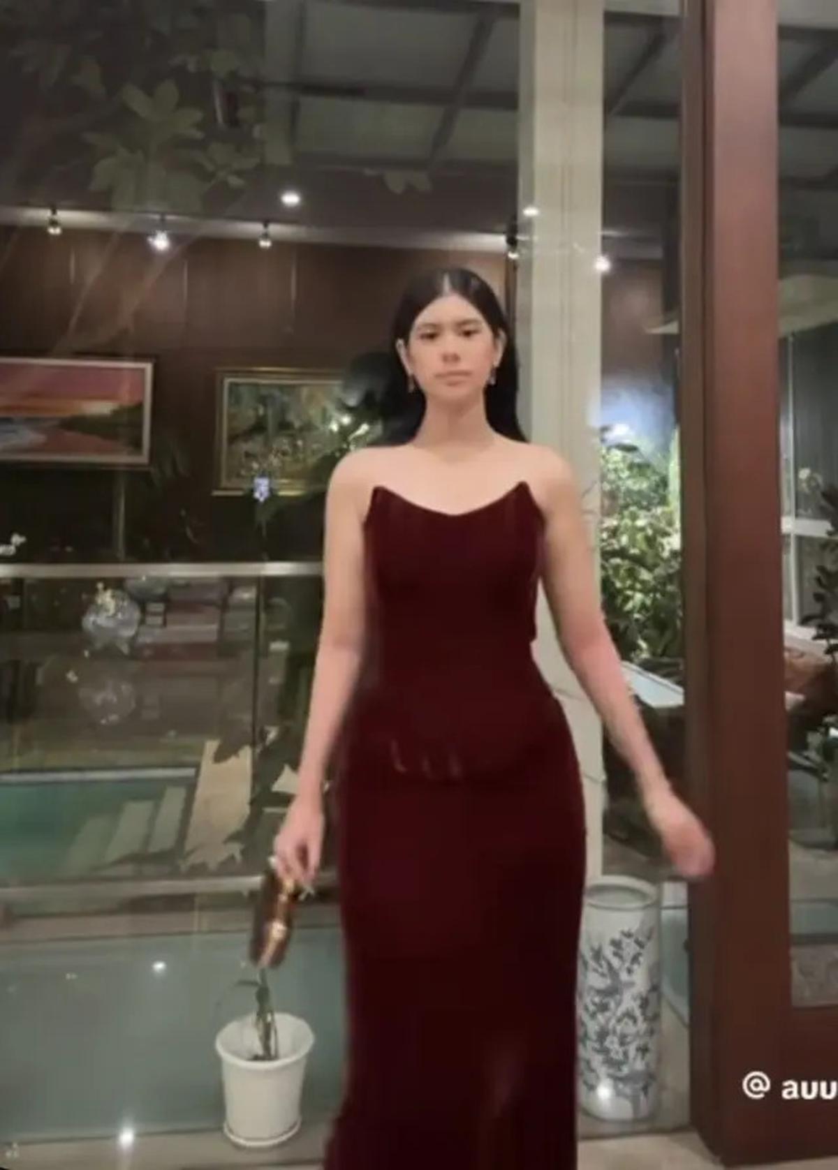 Pesona Almira Putri Annisa Pohan saat Hadir Prom Night Dipulas Makeup Natural dengan Atasan Bustier yang On Point