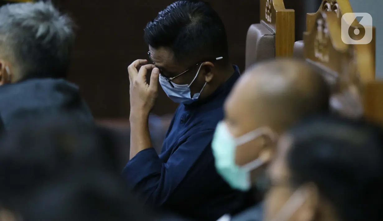 Terdakwa perantara suap dari Djoko Tjandra kepada Jaksa Pinangki Sirna Malasari terkait pengurusan fatwa di Mahkamah Agung (MA), Andi Irfan Jaya saat menjalani sidang lanjutan di Pengadilan Tipikor, Jakarta, Rabu (2/12/2020). Sidang mendengar keterangan saksi. (Liputan6.com/Helmi Fithriansyah)