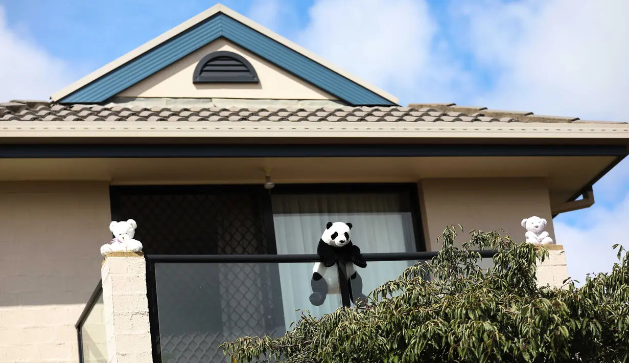 Boneka beruang terlihat di balkon di Canberra, Australia (30/3/2020). Masyarakat di Australia melakukan inisiatif berburu boneka beruang dan mainan lainnya di jendela, pohon, dan balkon untuk memberikan kejutan social distancing terutama anak-anak selama pandemi COVID-19. (Xinhua/Chu Chen)