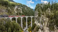 Viaduk Landwasser yang bersejarah dan ikonis. Salah satu jembatan layang yang berada di jalur kereta yang masuk daftar Warisan Dunia UNESCO. (dok. Rhaetian Railways)