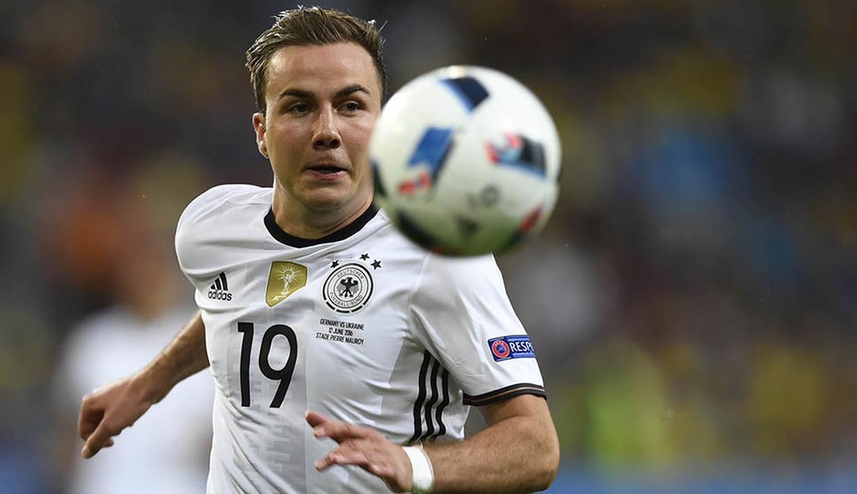 4. Mario Goetze, kerap menjadi cadangan di Munchen, membuat pria Jerman ini menjadi target dari Arsenal. Guna merealisasikan kedatangan mantan gelandang Dortmund ini, The Gunners siap mencairkan dana sebesar 27 juta poundsterling. (AFP/Martin Bureau) 