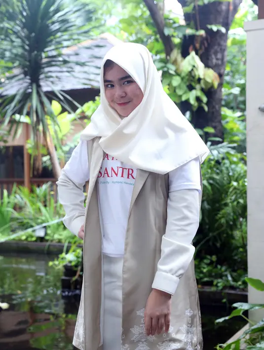 Ditemui di kawasan Ampera, Jakarta Selatan, Senin (25/1) Sivia merasa tidak ada kesulitan untuk membaca Alquran. Sejak kecil ia sudah terbiasa membaca kitab suci orang Islam tersebut. (Nurwahyunan/Bintang.com)