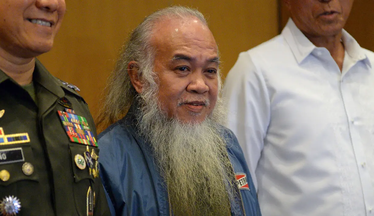 Pastor Teresito Suganob saat menggelar konferensi pers di markas militer di Manila (18/9). Diberitakan saat disandera Pastor Chito menjadi tukang masak untuk para penculik dirinya. (AFP Photo/Ted Aljibe)