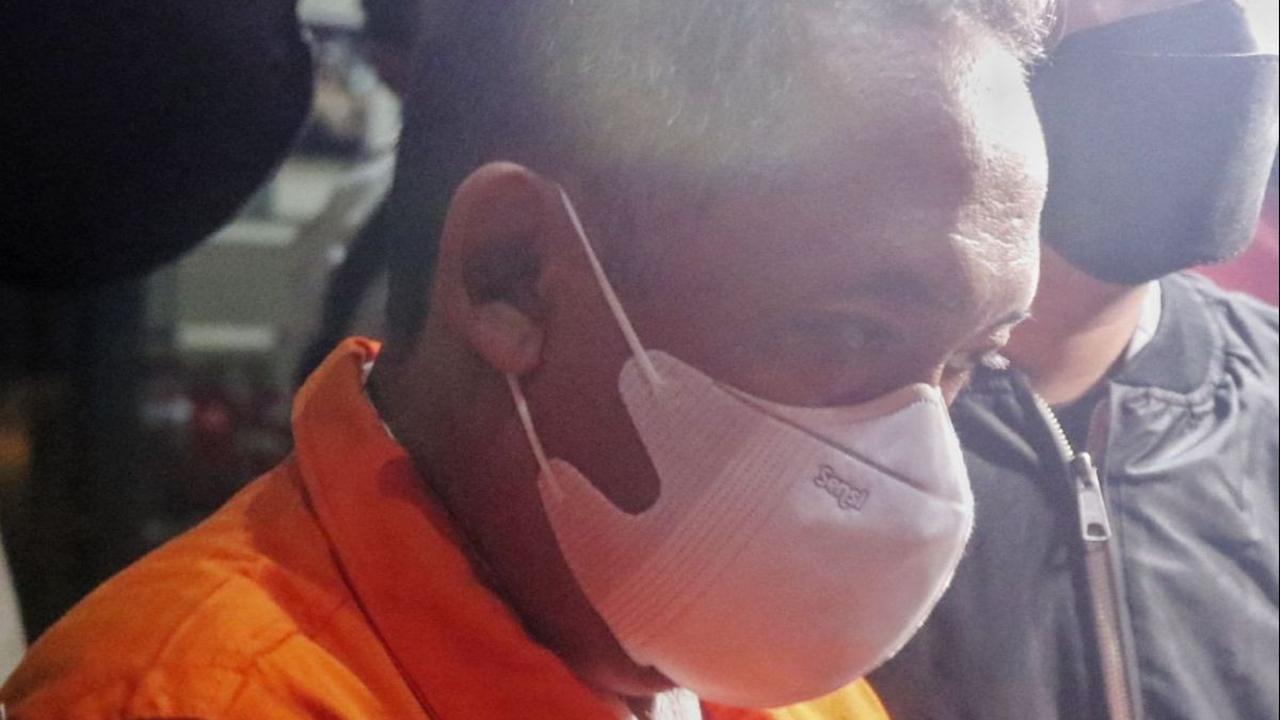 Yana tidak berkomentar soal persidangan itu. Hanya, sebelum memasuki ruangan, ia mengaku kondisi kesehatannya dalam keadaan baik.