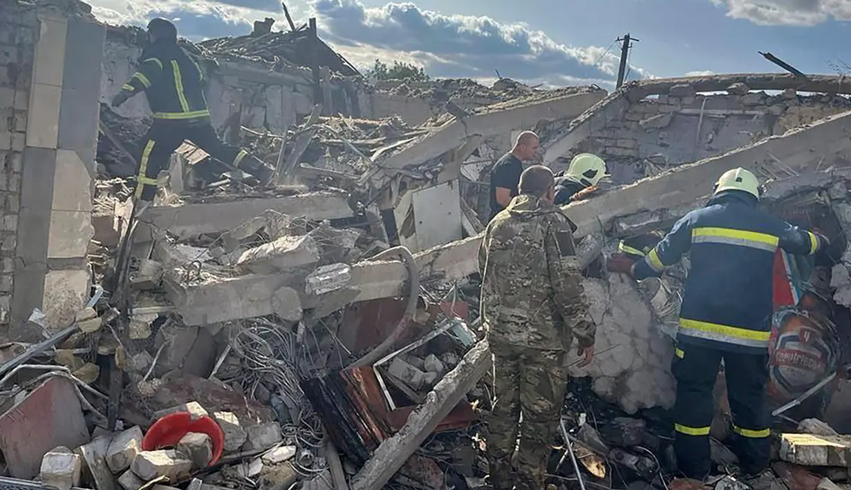 Mengutip informasi lain, serangan ini dilakukan Rusia dengan rudal balistik Iskander. Serangan dilakukan pada saat makan siang, untuk memastikan jumlah korban yang maksimal. (Ukrainian Presidential Press Office via AP)