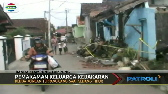 Dua dari tiga orang anggota keluarga yang menjadi  korban kebakaran di Bandar Lampung akhirnya dimakamkan pihak keluarga Sabtu pagi.