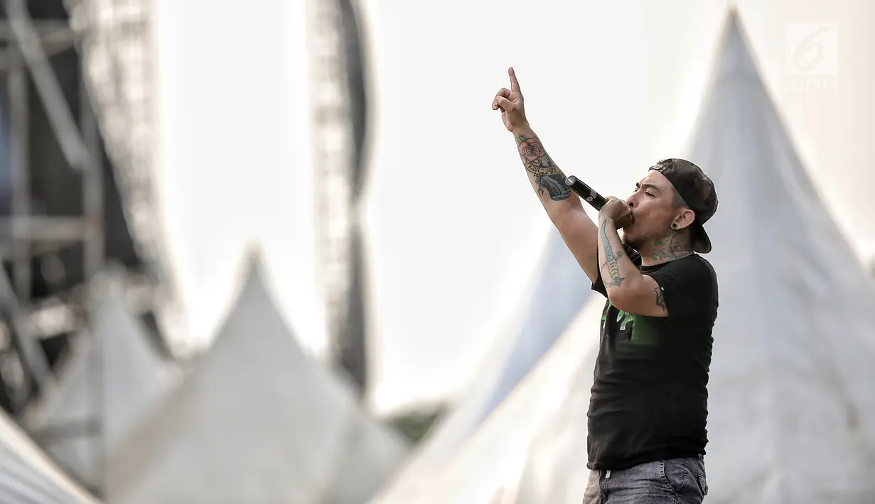 Rapper band Saintloco Barry Manoch saat tampil dalam Hammersonic Festival 2018 di Pantai Karnaval Ancol, Jakarta, Minggu (22/7). Hammersonic merupakan festival musik cadas terbesar se-Asia Tenggara. (Liputan6.com/Faizal Fanani)