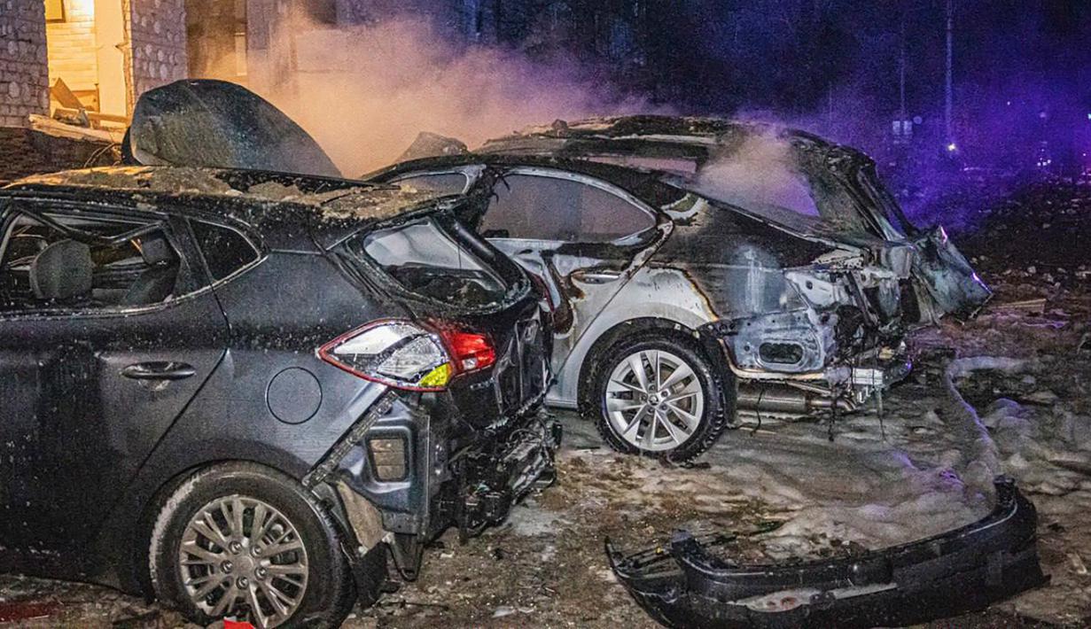 Sejumlah foto yang diposting secara daring menunjukkan banyak jendela pecah dan balkon hotel itu hancur, dengan timbunan puing memenuhi ruas jalanan di luar hotel. Tim urusan darurat melewati lubang menganga di bagian fasad hotel untuk memeriksa puing-puing di dalamnya. (Ukrainian Emergency Service via AP)